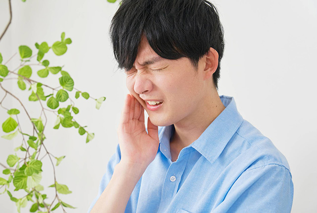 歯が痛む男性