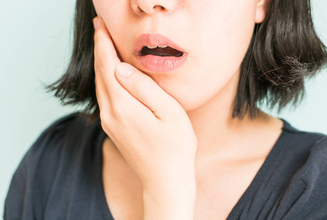歯が痛む女性