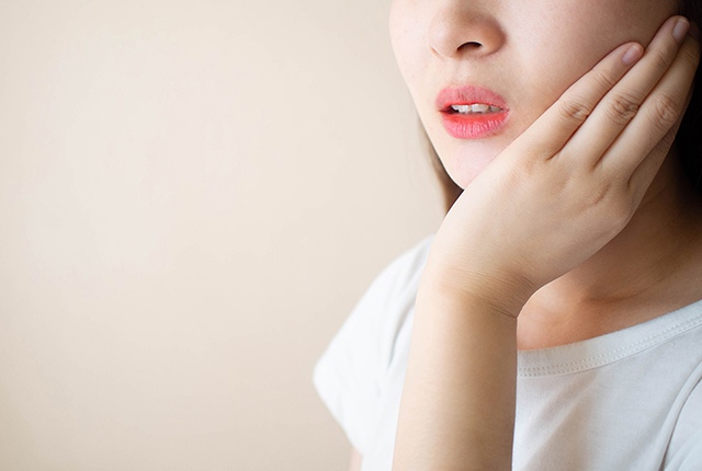 歯痛がする女性